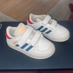 Toddler size 7 white adidas